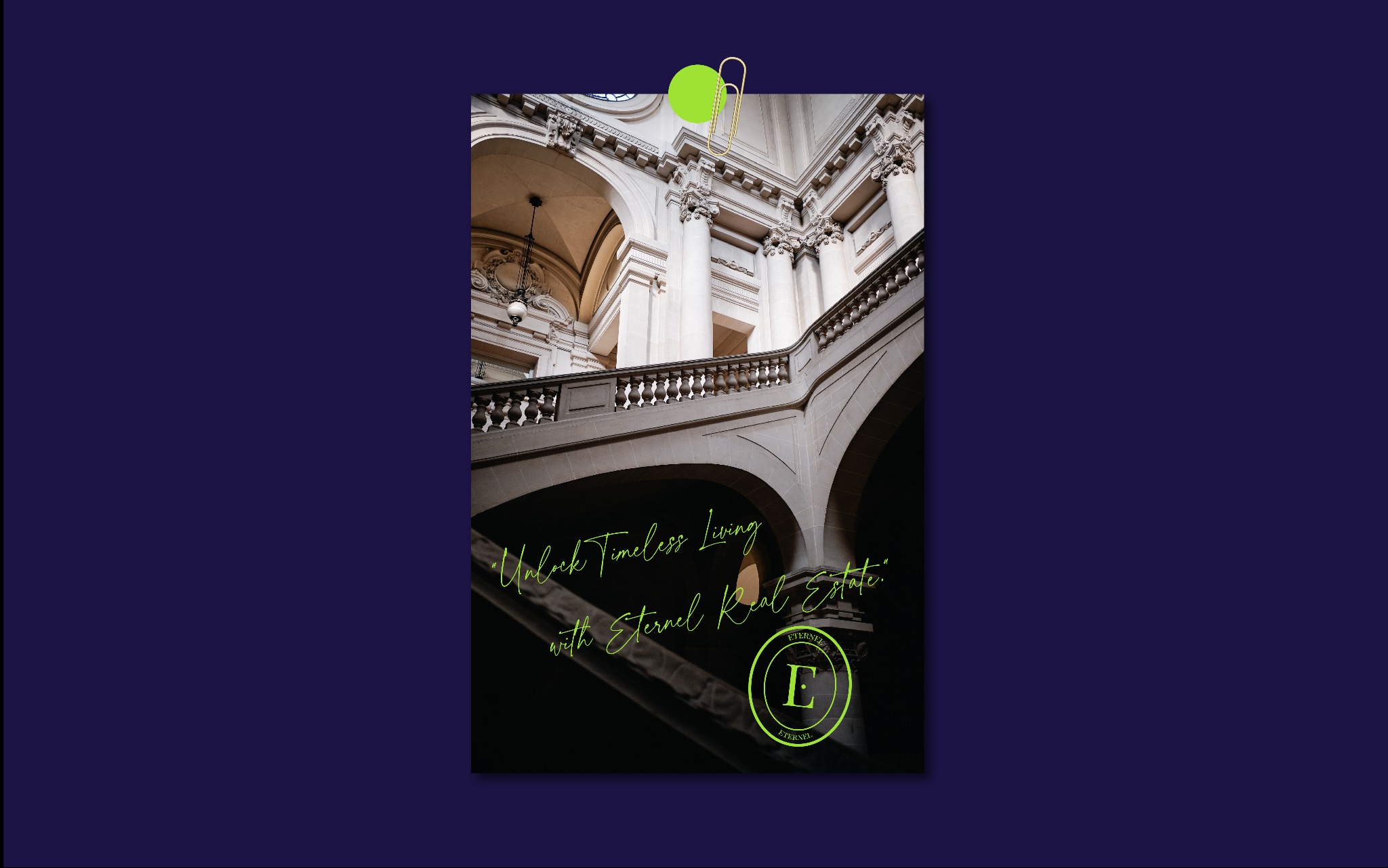 Eleganckie, jasne schody w zabytkowym budynku z dekoracyjnym oświetleniem i subtelnym logo agencji nieruchomości w prawym dolnym rogu.