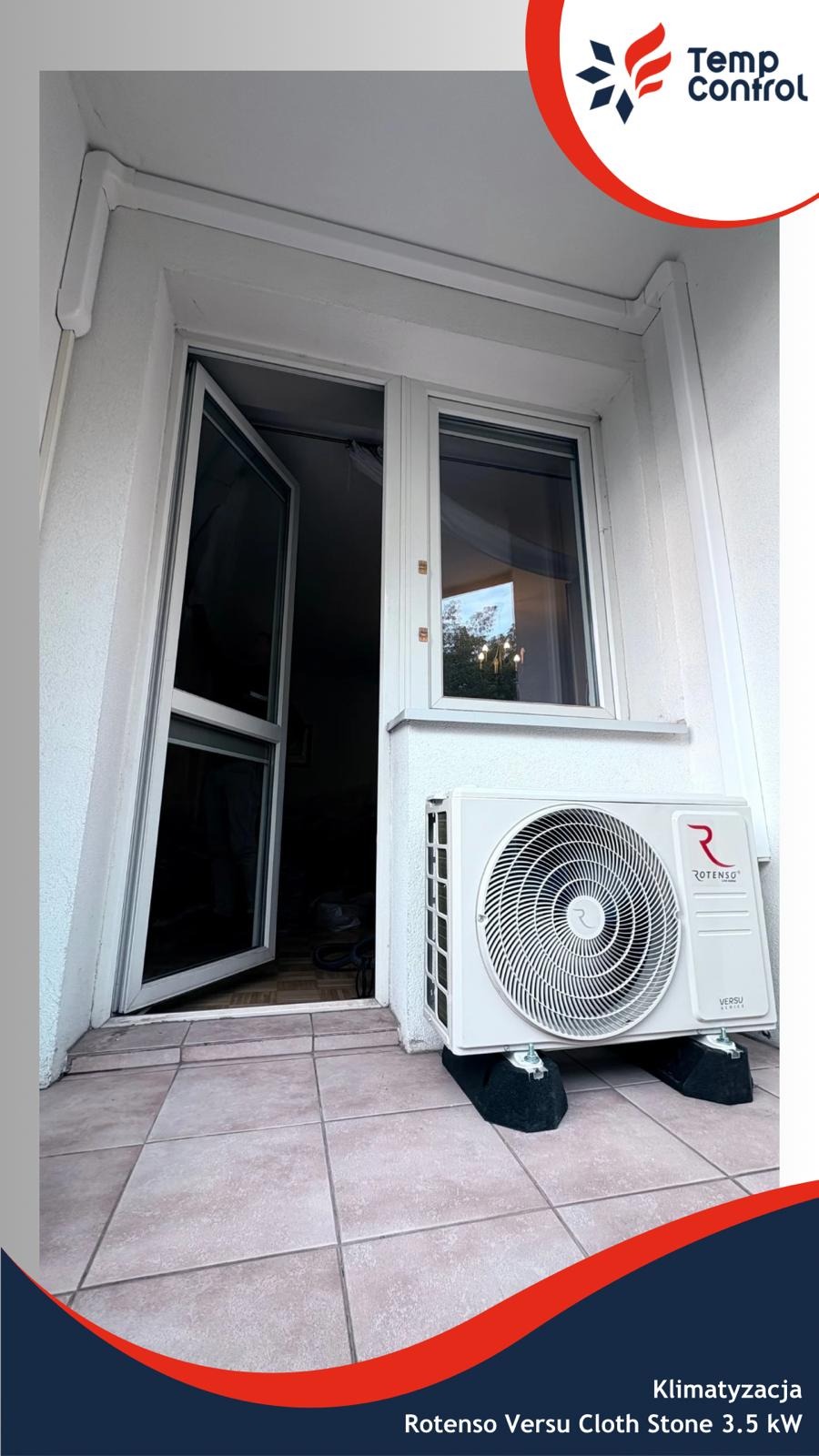 Biały klimatyzator Rotenso Versu Cloth Stone 3.5 kW zamontowany na balkonie z otwartymi drzwiami balkonowymi i oknem. Widoczne czarne podkładki pod urządzeniem.