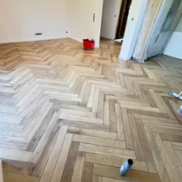 „Ułożenie płytek w elegancką jodełkę drewnopodobną – kolejny zadowolony klient z realizacji PROBud ST.”