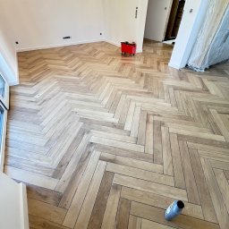 „Stylowa jodełka drewniana z płytek – nowoczesne wykończenie i kolejny szczęśliwy klient. PROBud ST – jakość w każdym detalu.”