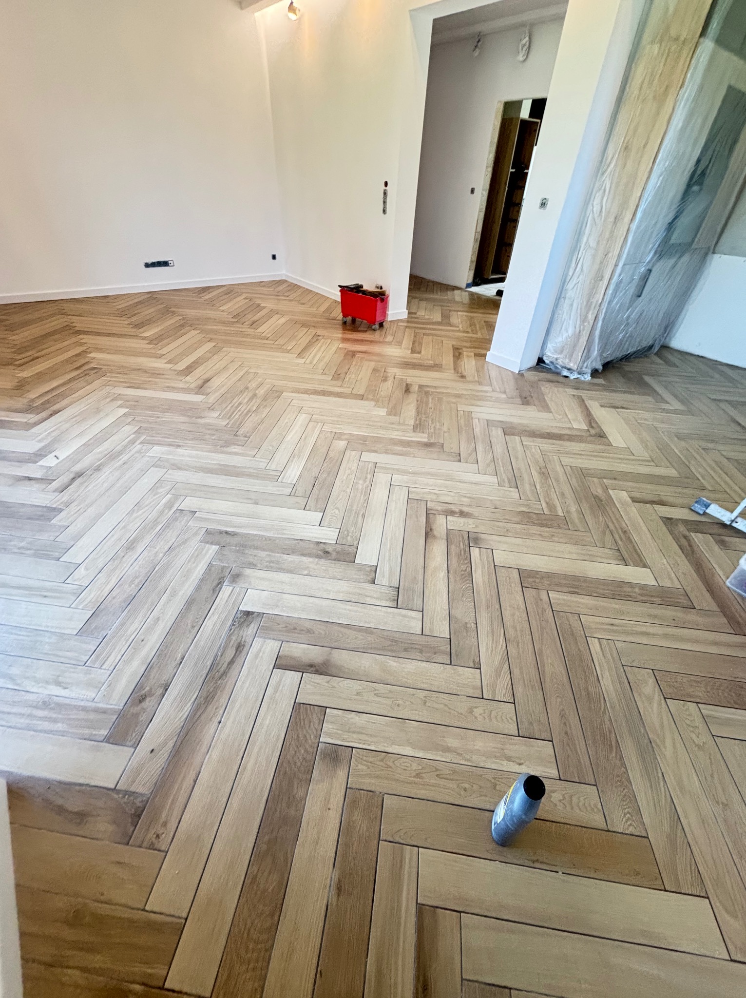 „Ułożenie płytek w elegancką jodełkę drewnopodobną – kolejny zadowolony klient z realizacji PROBud ST.”