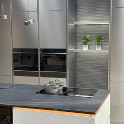 Meble kuchenne z uchwytem LINE-N. Kuchnia w kolorze Inox