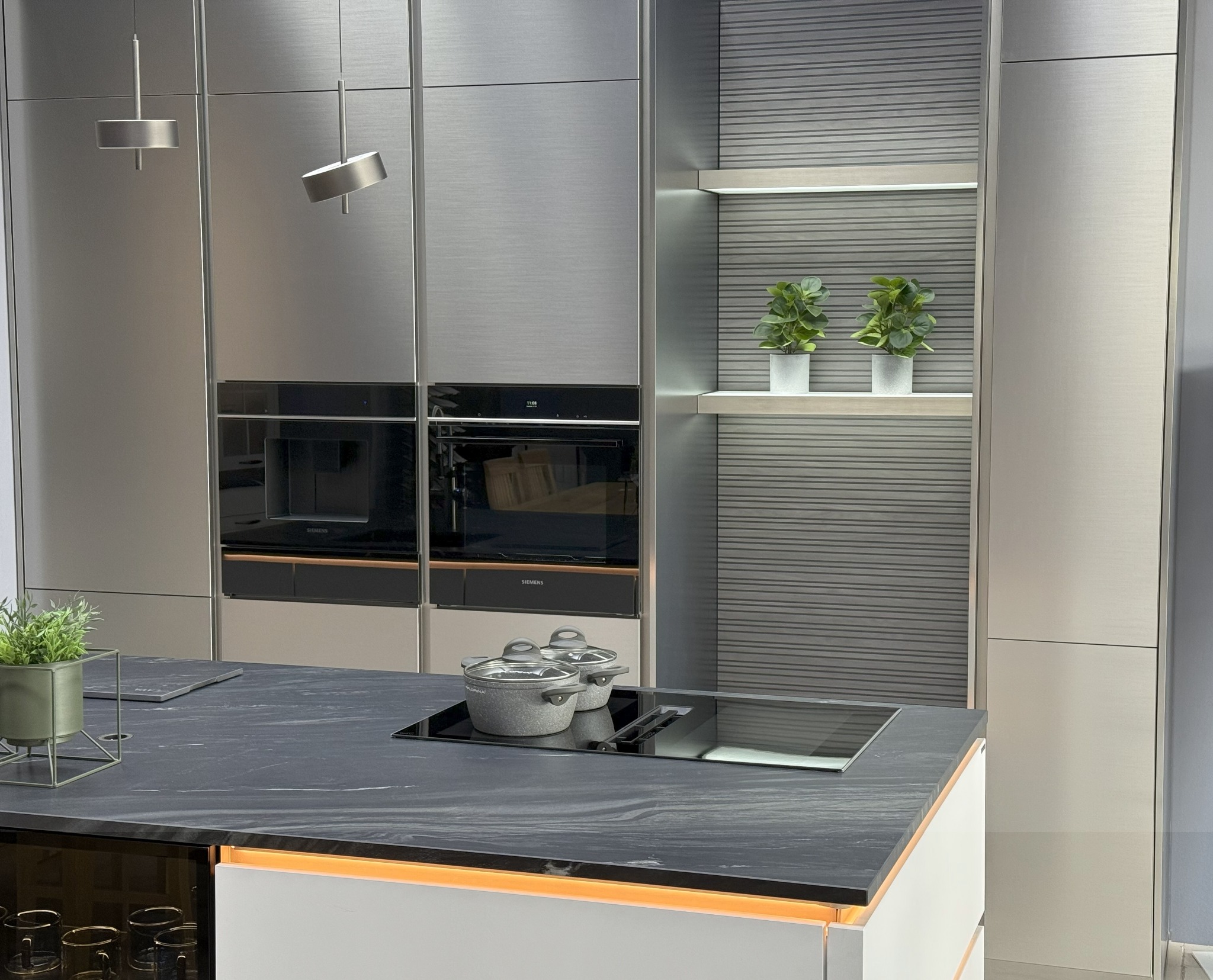 Meble kuchenne z uchwytem LINE-N. Kuchnia w kolorze Inox