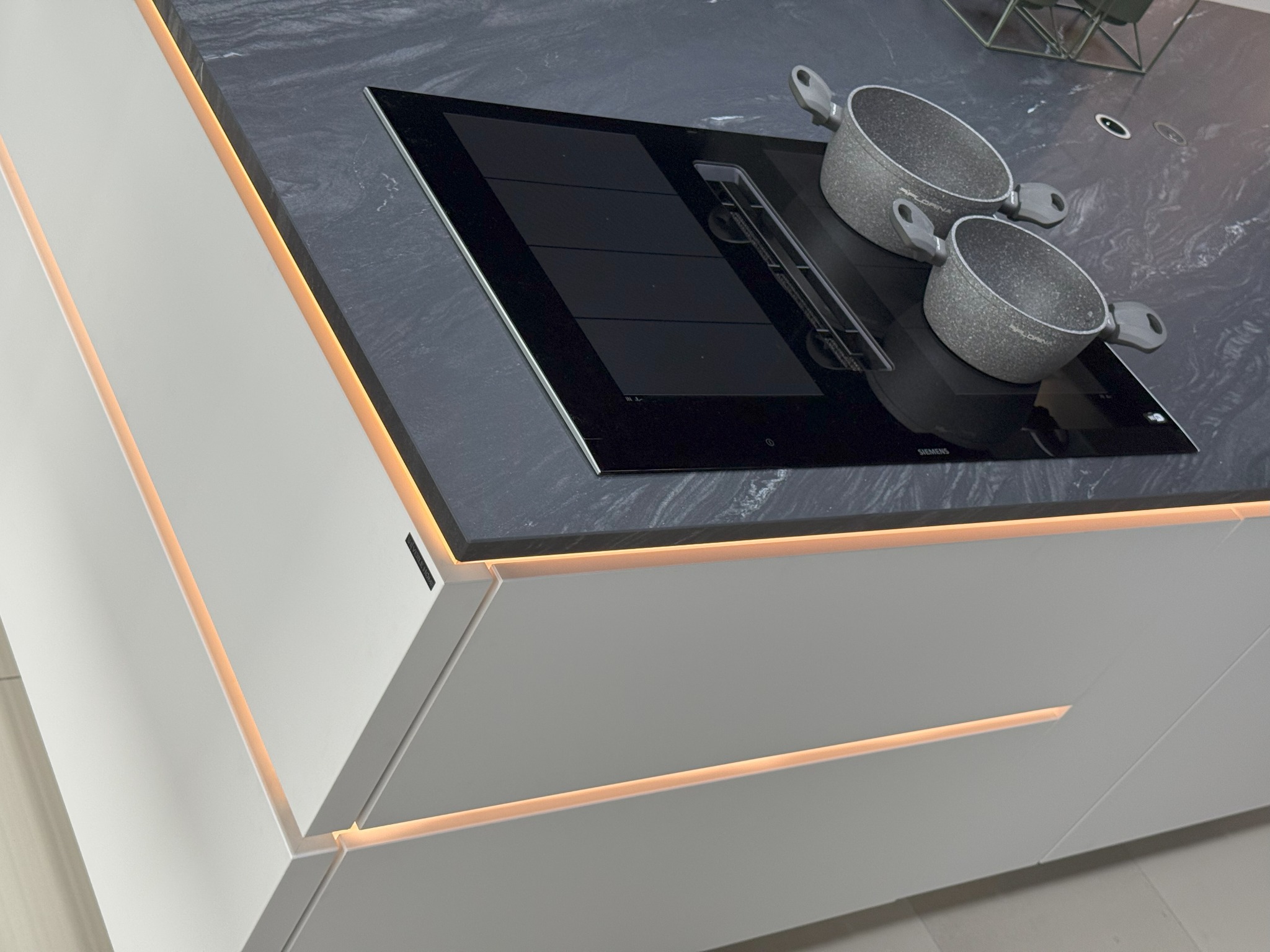 Płyta indukcyjna ze zintegrowanym okapem marki Siemens z 5-cio letnią gwarancją producenta