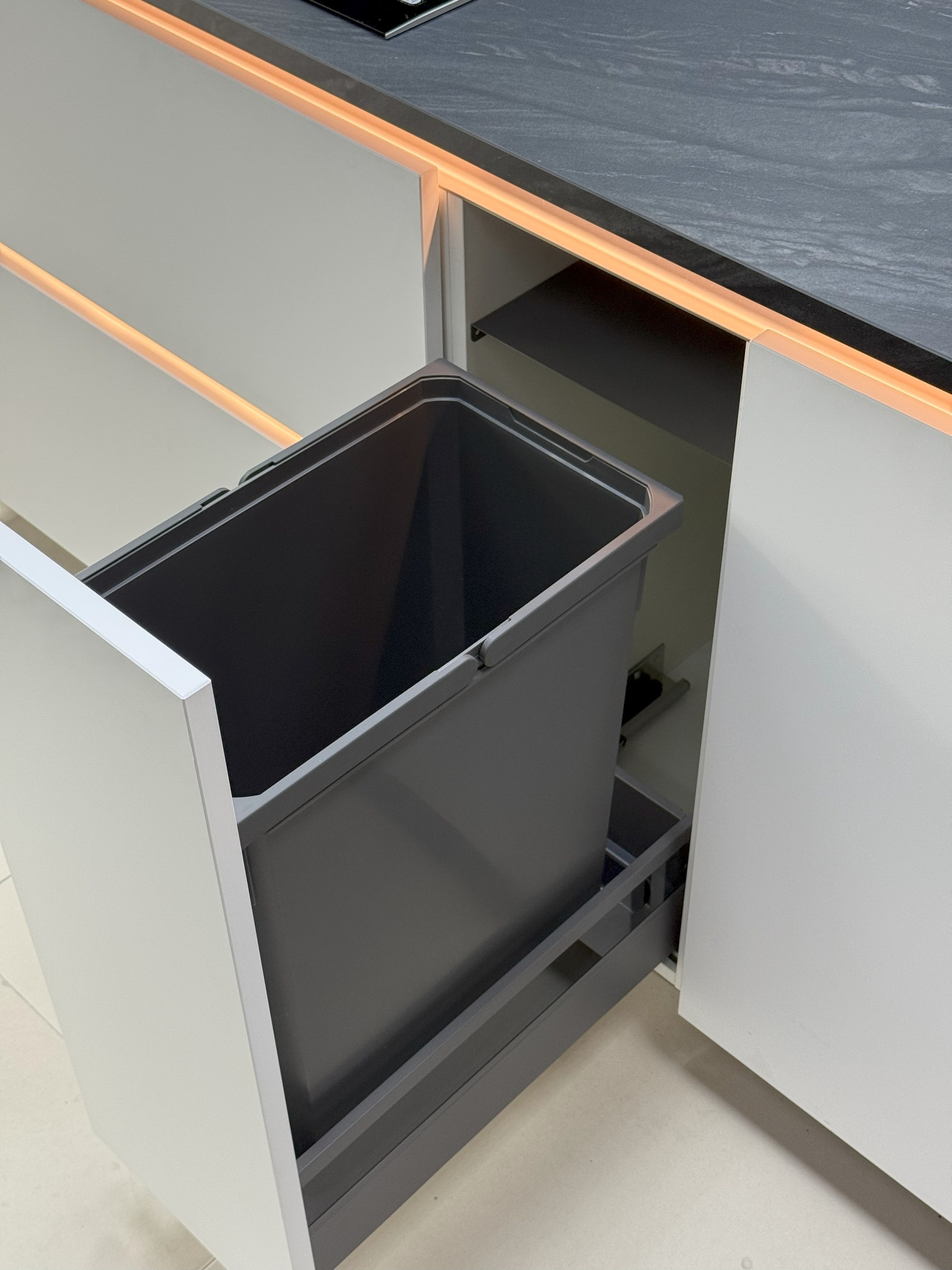 Głęboki kosz na odpadki