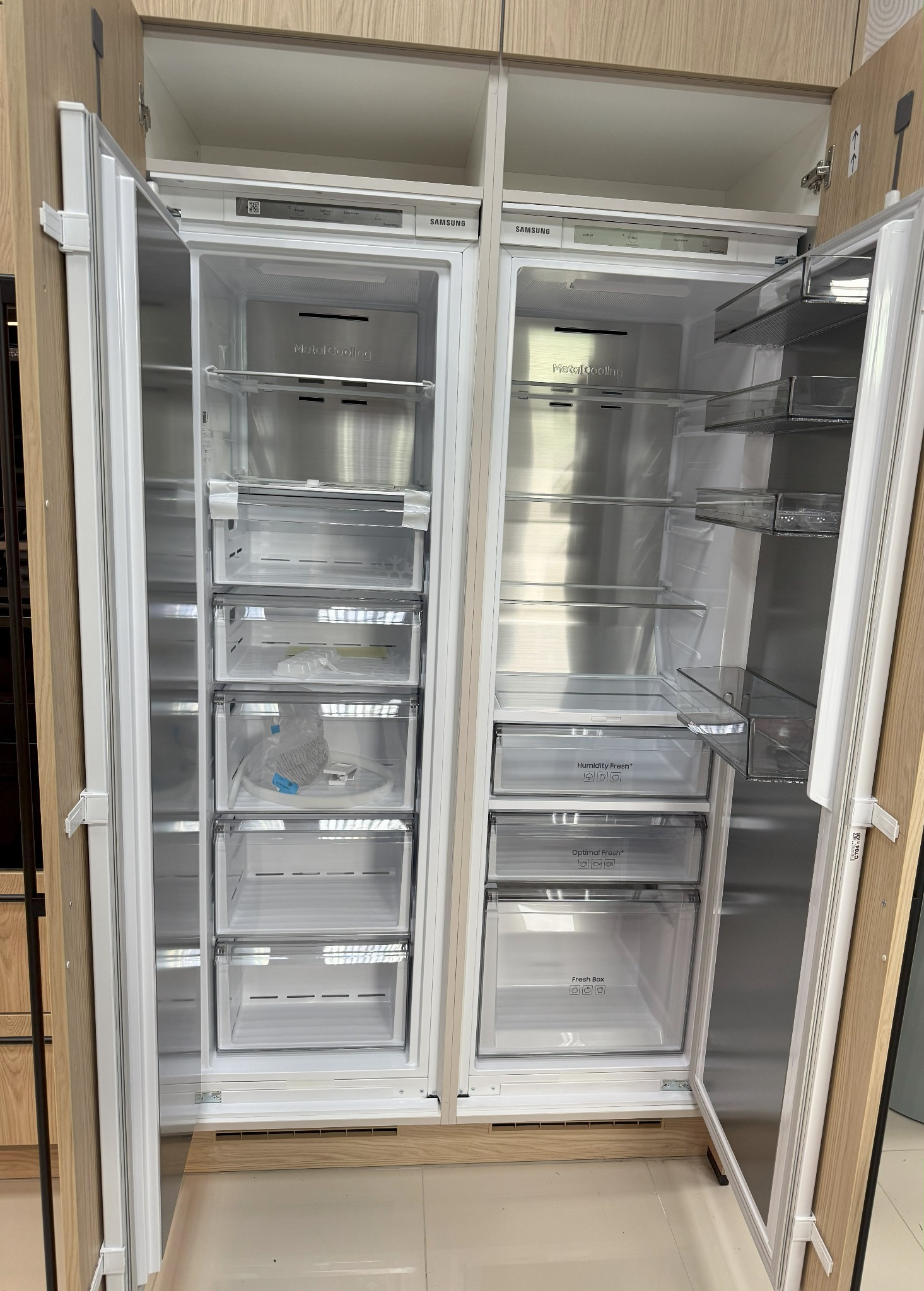 Lodówka Side by Side do zabudowy. Lewa strona cały zamrażalnik, prawa strona cała chłodziarka