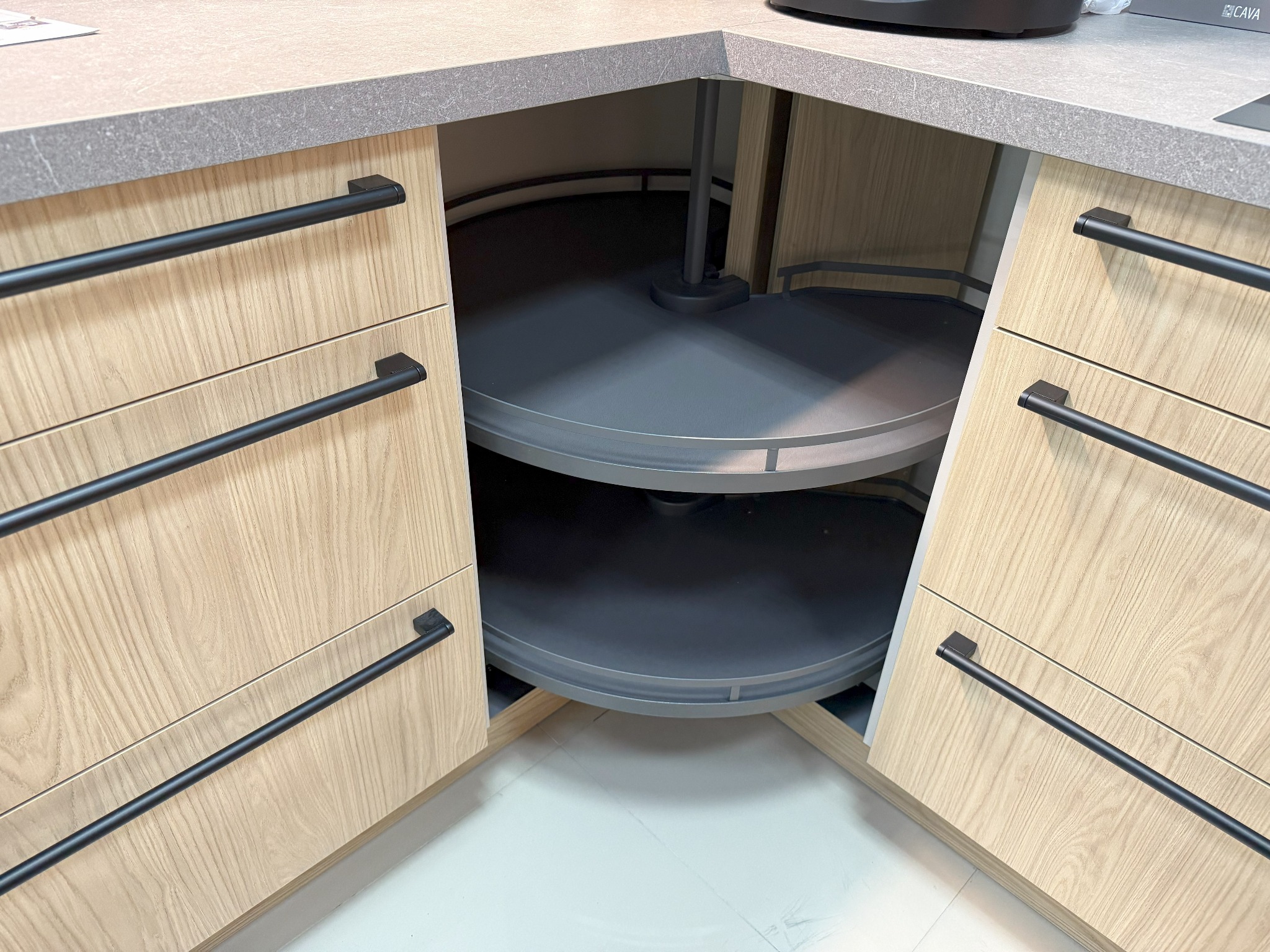 Kosz narożny z chowanymi frontami