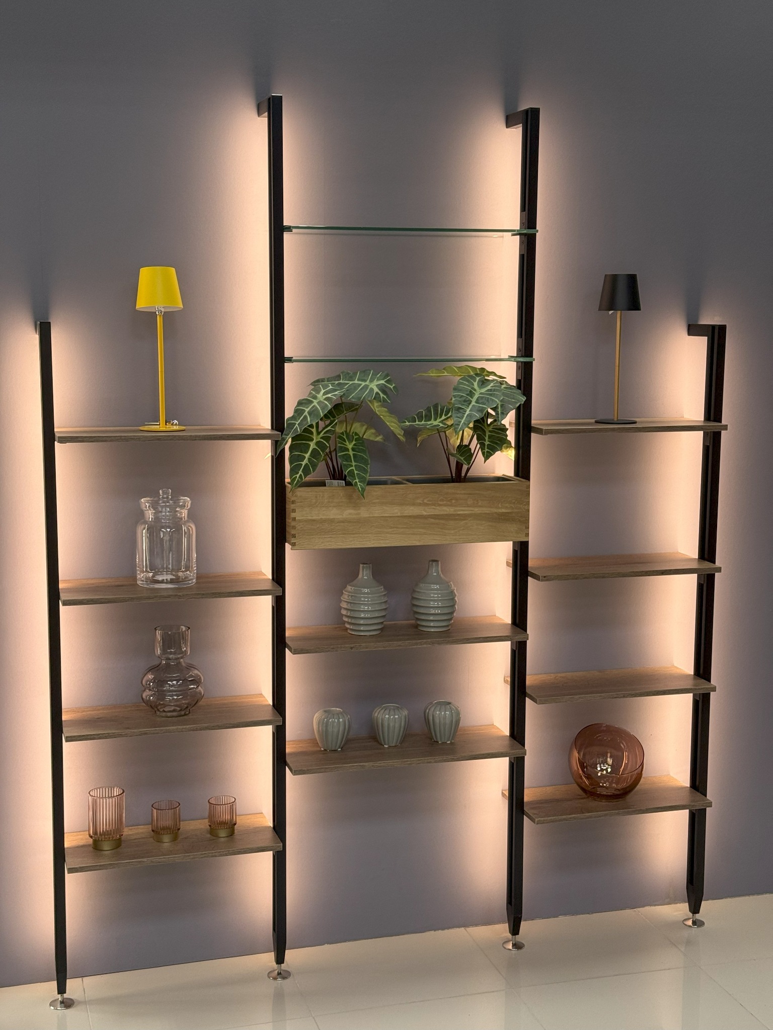 Profile do tworzenia regałów z opcją podświetlenia. Podświetlenie posiada płynną regulację barwy oraz natężenia