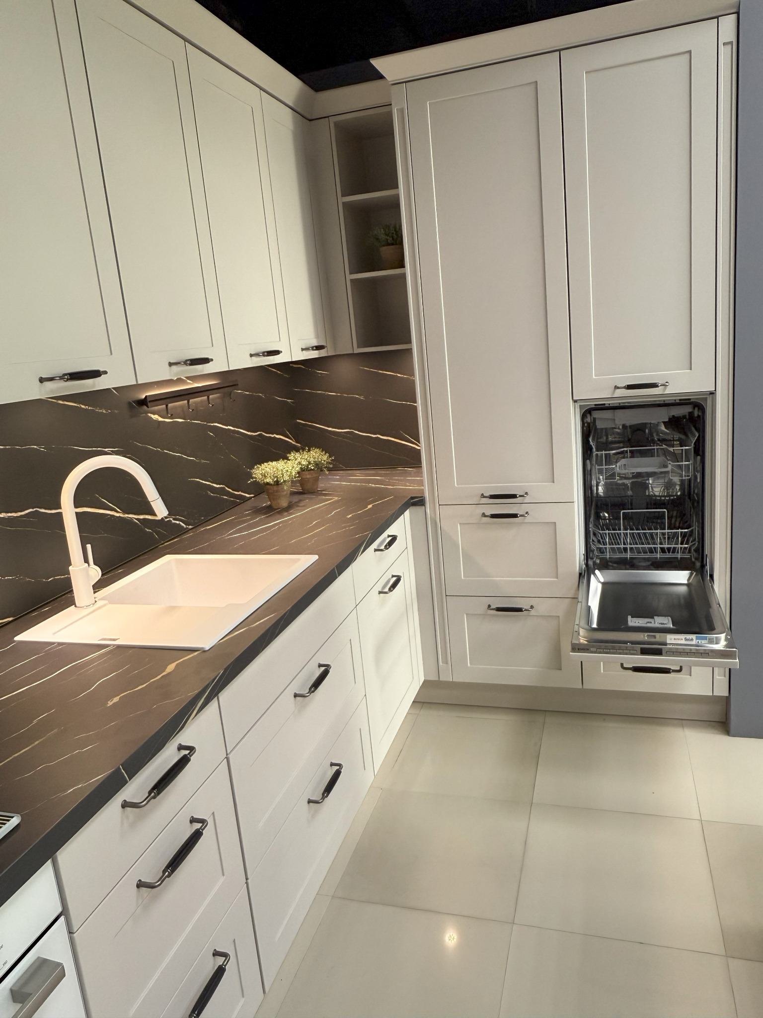 Zmywarka wyżej dla komfortu jej załadunku. Fronty meblowe o grubości 22mm lakierowane z powłoką Anty Finger