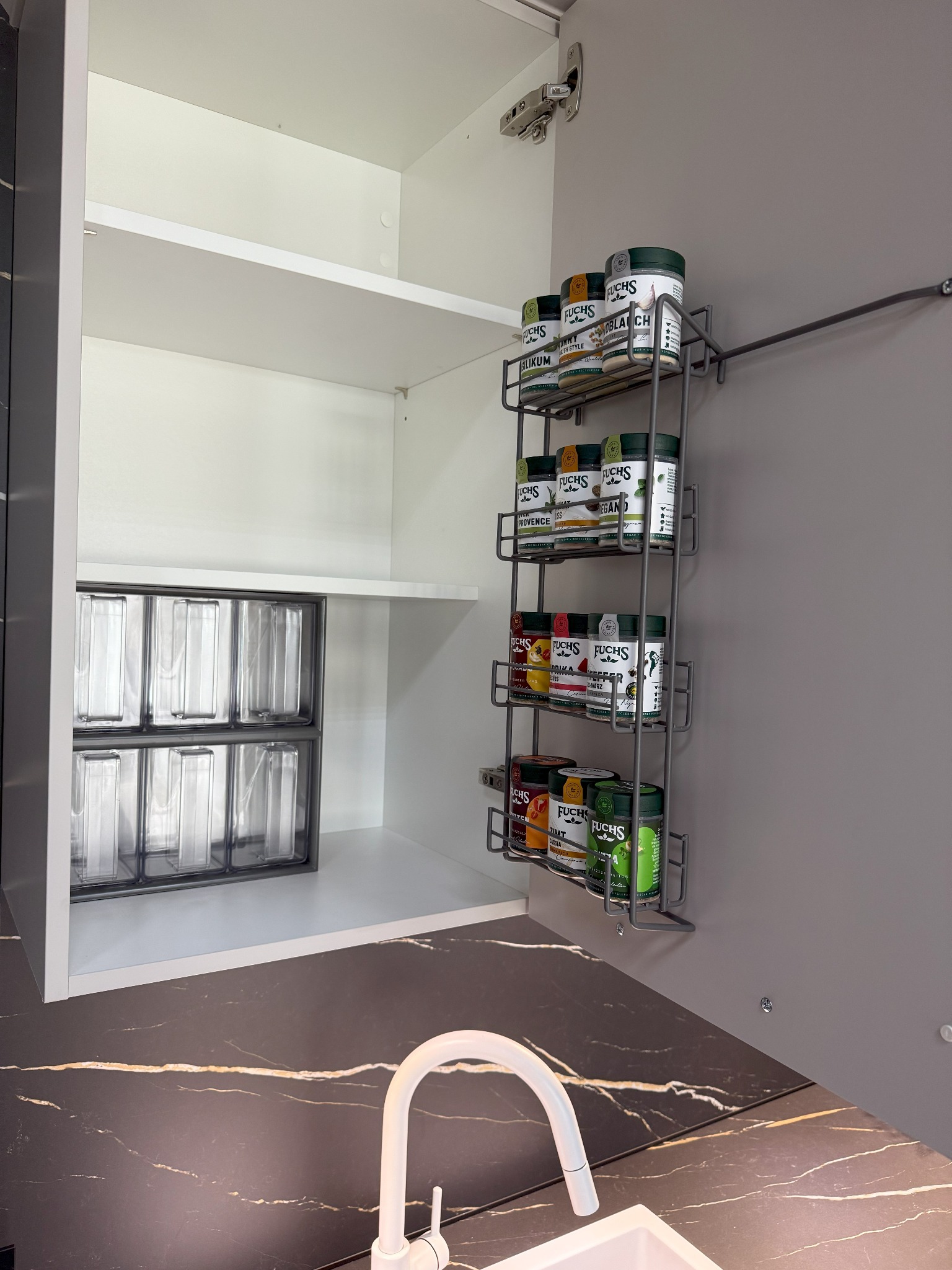 Szafka wisząca w organizerem z przyprawami