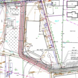 Plan zagospodarowania terenu z naniesionymi instalacjami elektrycznymi i oznaczeniami działek. Widoczne numery działek, budynki i elementy infrastruktury.