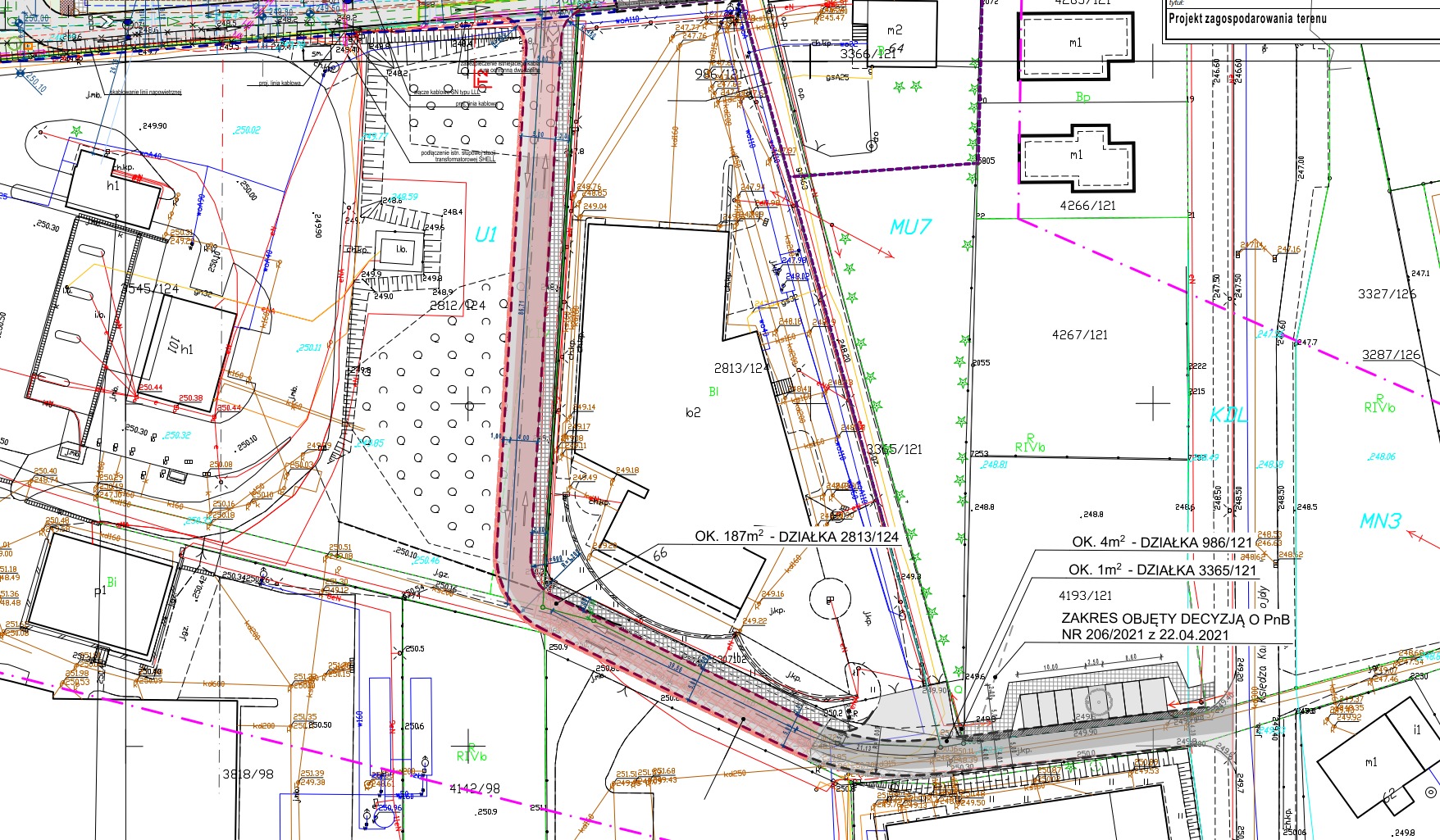 Plan zagospodarowania terenu z naniesionymi instalacjami elektrycznymi i oznaczeniami działek. Widoczne numery działek, budynki i elementy infrastruktury.