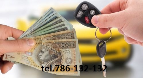 Dłoń trzymająca plik banknotów 200 zł i kluczyk samochodowy na tle żółtego auta. Na dole widoczny numer telefonu. Pożyczka pod zastaw auta.