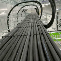 Zdjęcie przedstawia wiązkę kabli na trasie kablowej które instalowałem w Szwecji. Jest to zasilanie serwerów.