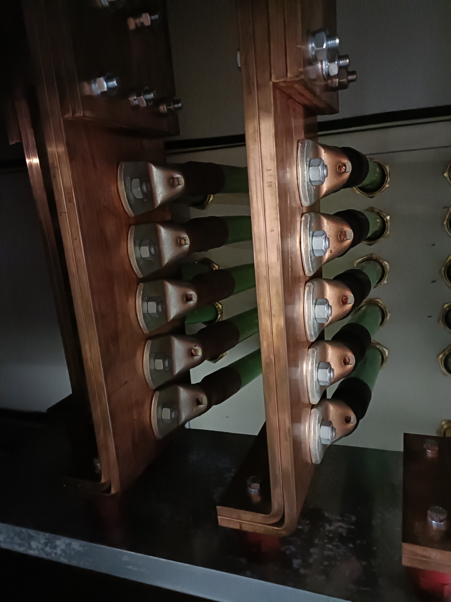 Zlecenie wykonane w Hiszpanii, na zdjęciu widać podłączony generator. Zostały zastosowane przewody 1x300.