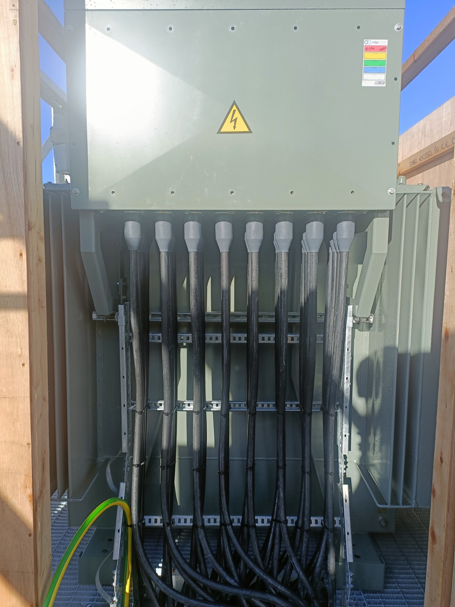 Praca wykonana w Irlandii. Zdjęcie przedstawia podłączony transformator. Przewody 1x240.