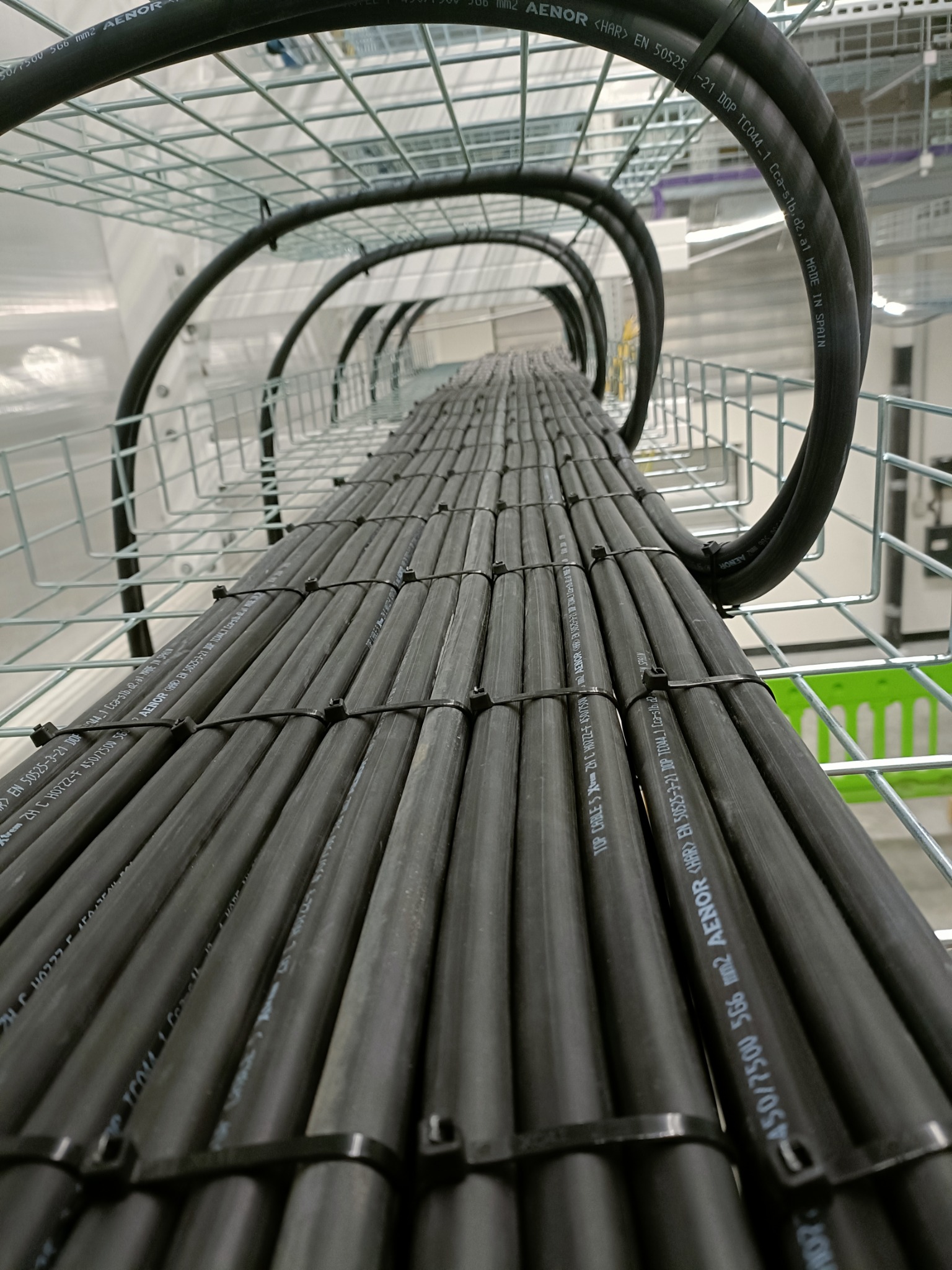 Zdjęcie przedstawia wiązkę kabli na trasie kablowej które instalowałem w Szwecji. Jest to zasilanie serwerów.