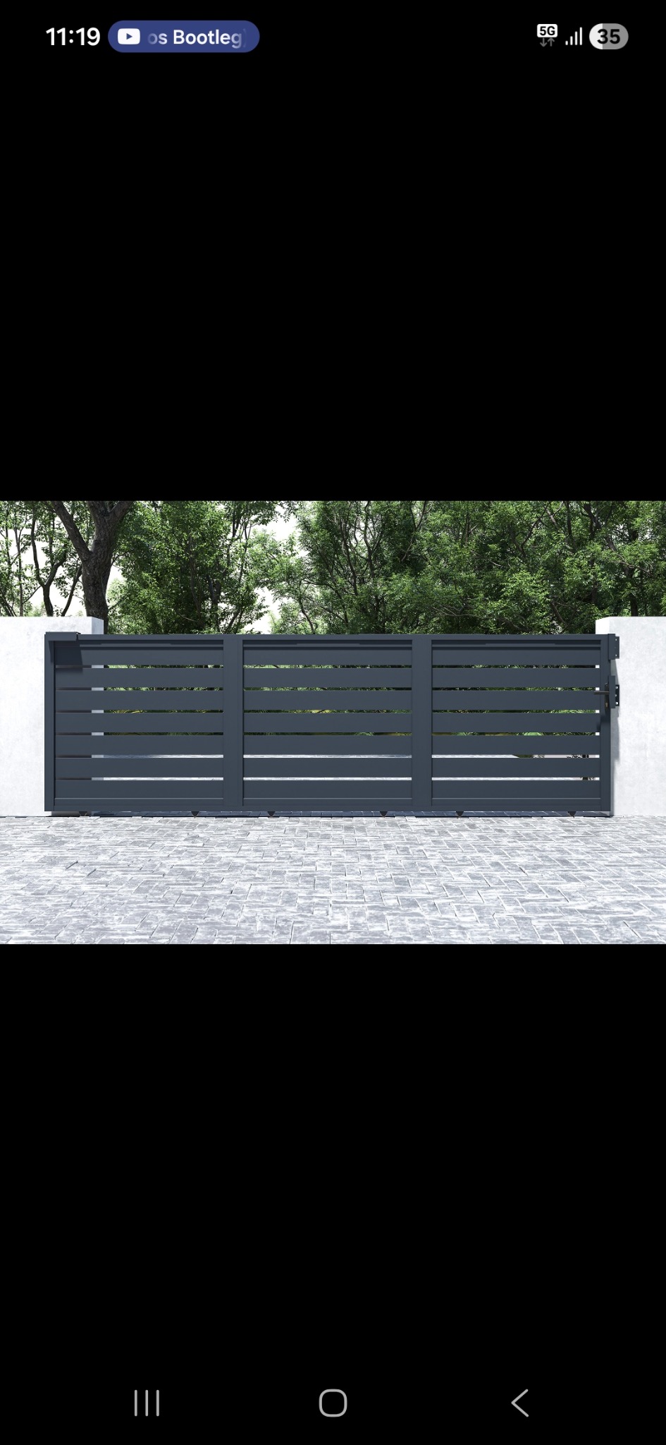 Nowoczesna, przesuwna brama wjazdowa w kolorze antracytowym z poziomymi panelami, zamontowana na betonowych słupkach. Tło stanowią drzewa i kostka brukowa.