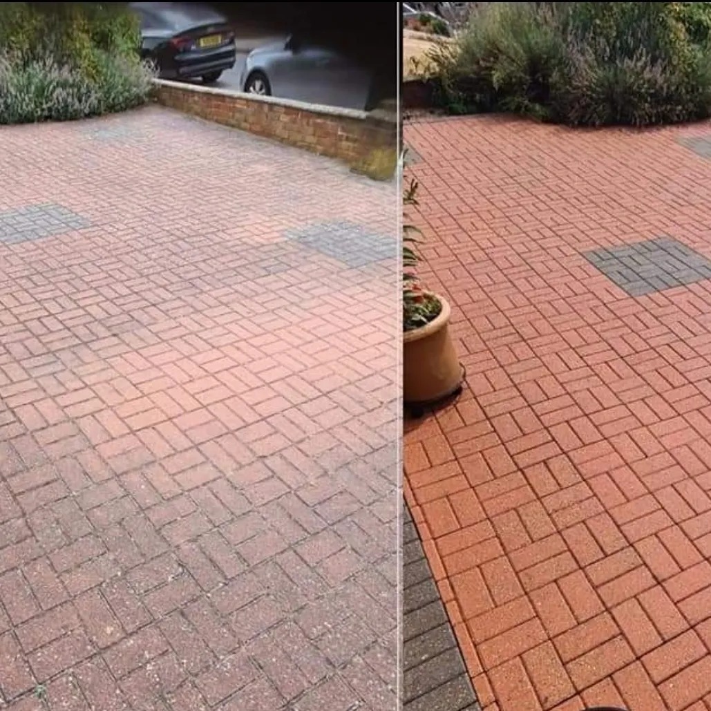 Efekt przed i po: wyczyszczona kostka brukowa na podjeździe, z widoczną różnicą w kolorze i czystości. Po lewej stronie brudna, po prawej świeżo umyta kostka.