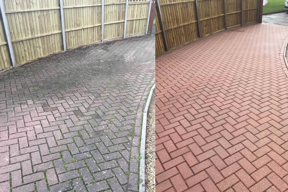 Kostka brukowa przed i po czyszczeniu, widoczne porosty przed, czysta, czerwona kostka po, drewniany płot w tle.