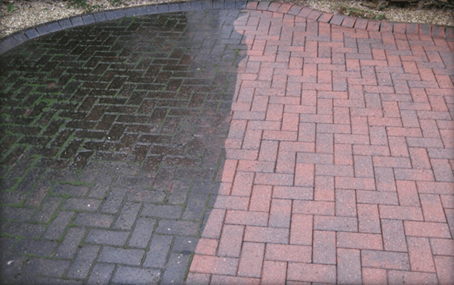 Kostka brukowa przed i po czyszczeniu: po lewej brudna, porośnięta mchem, po prawej czysta, w odcieniach czerwieni. Widoczna różnica w kolorze i strukturze.