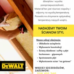 Ocieplanie poddasza wełną mineralną, widoczne drewniane elementy konstrukcji dachu. Reklama firmy Wall Finish.