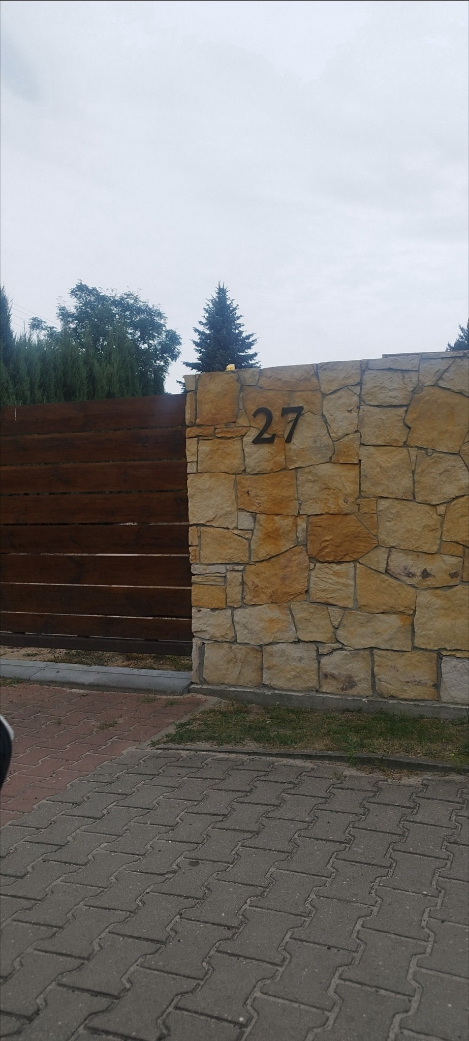 Ogrodzenie wykonane z kamienia