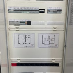 Montaż instalacji elektrycznych i automatyki budynkowej.
