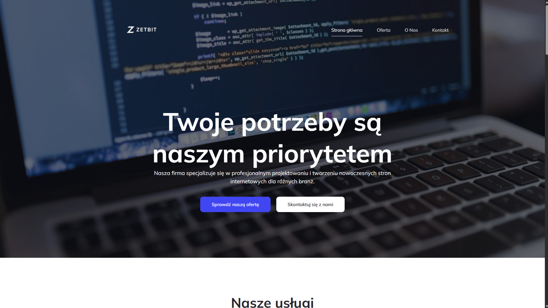 Laptop z kodem programistycznym na ekranie, klawiatura w tle. Napis: Twoje potrzeby są naszym priorytetem. Projektowanie stron internetowych.