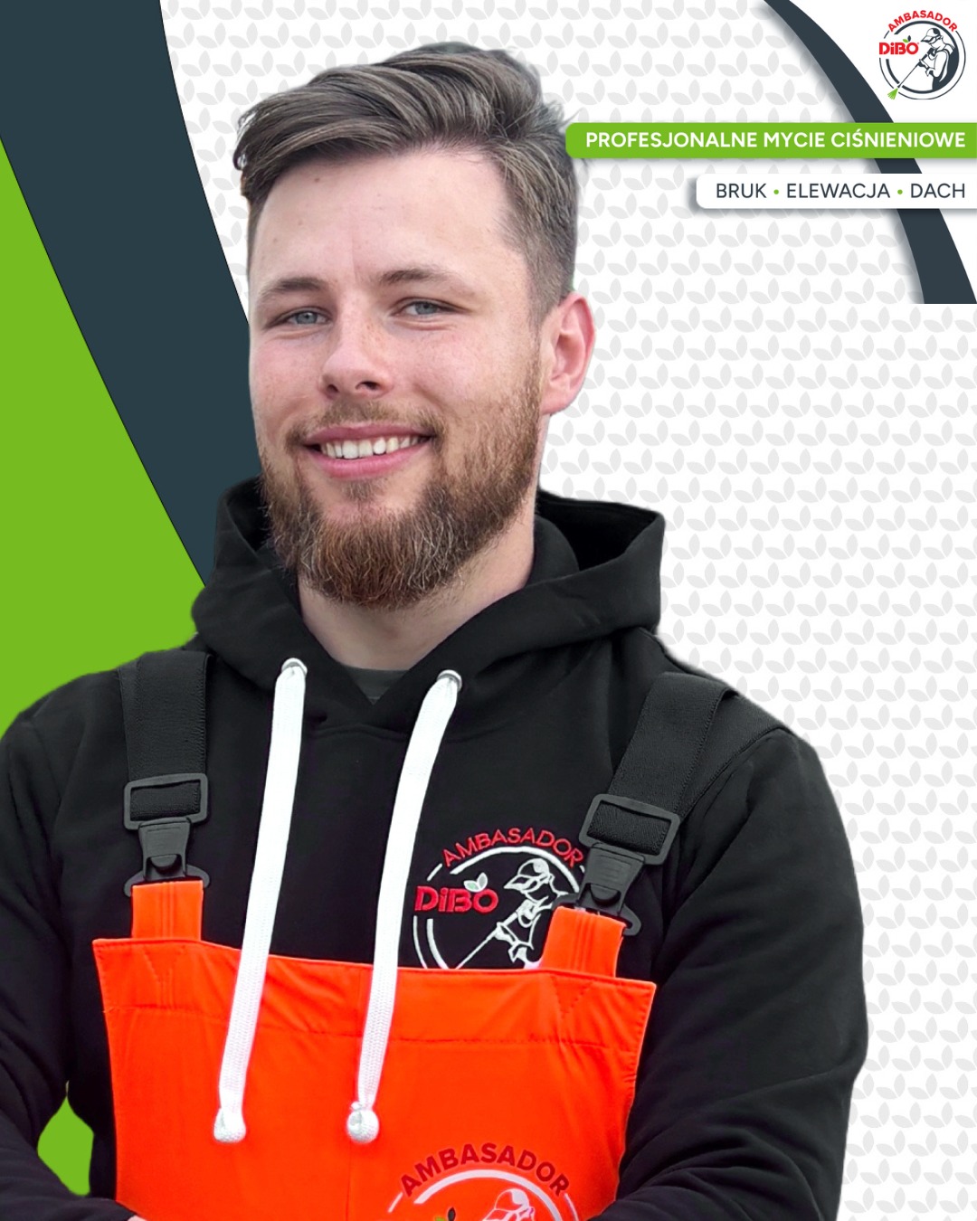 Uśmiechnięty mężczyzna w pomarańczowych spodniach roboczych i czarnej bluzie z logo firmy, na tle z grafiką i napisem 'Profesjonalne mycie ciśnieniowe'.