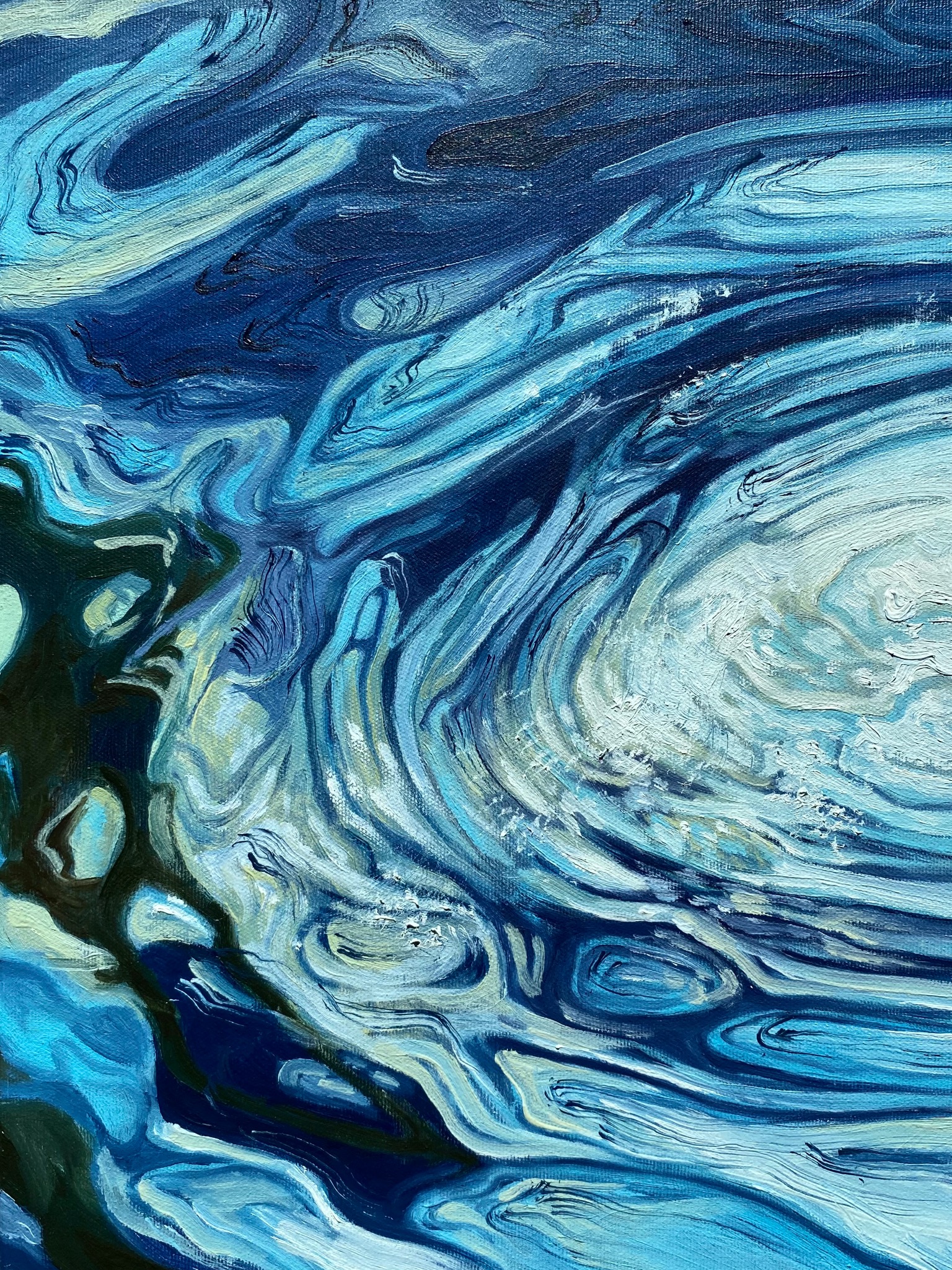 Abstrakcyjny obraz olejny przedstawiający wirującą wodę w odcieniach błękitu i bieli, z wyraźną fakturą pociągnięć pędzla i widoczną strukturą płótna.