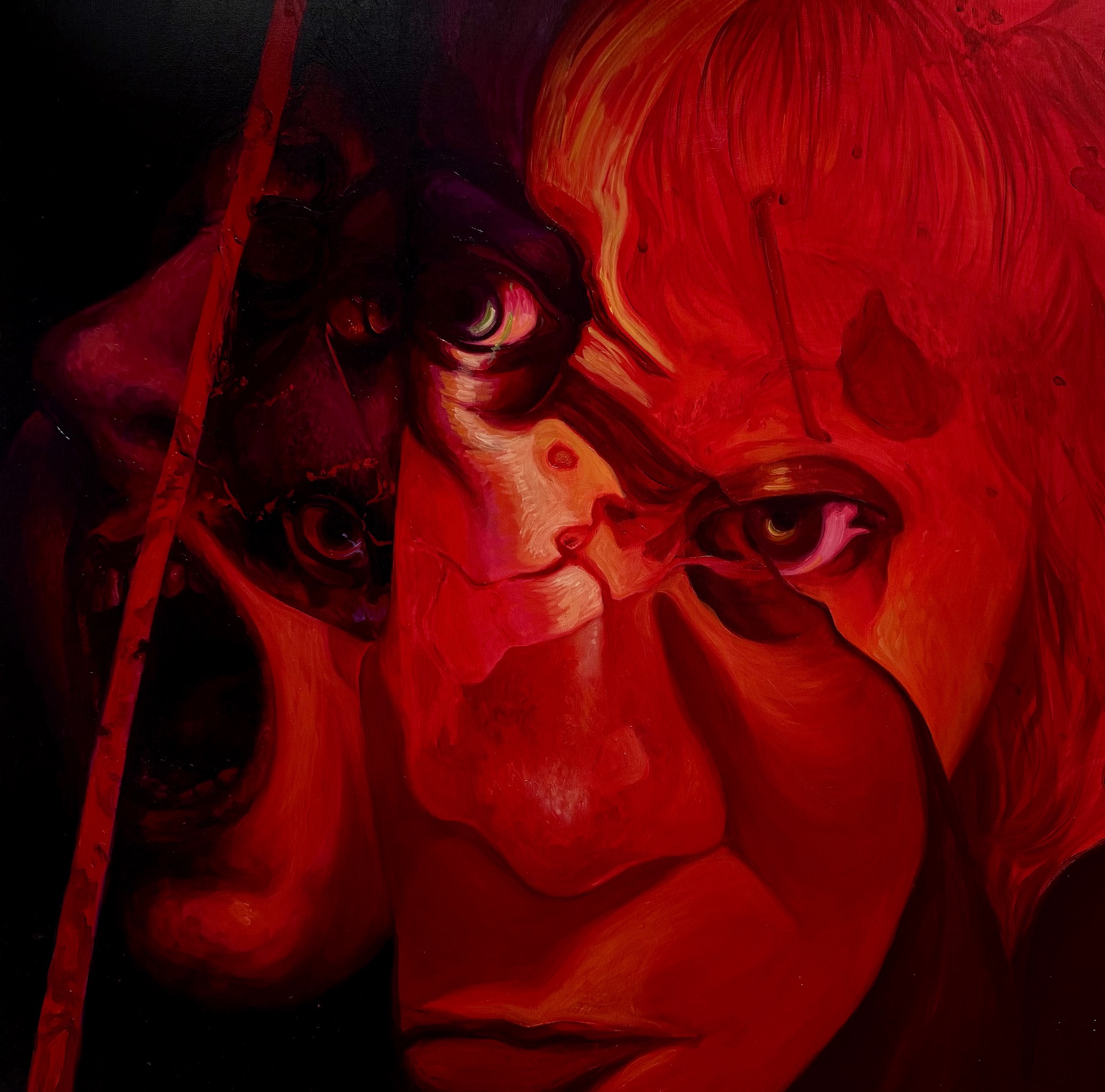 Abstrakcyjny portret olejny w odcieniach czerwieni i czerni, przedstawiający ekspresyjne, zdeformowane twarze. Widoczne pociągnięcia pędzla i faktura płótna.