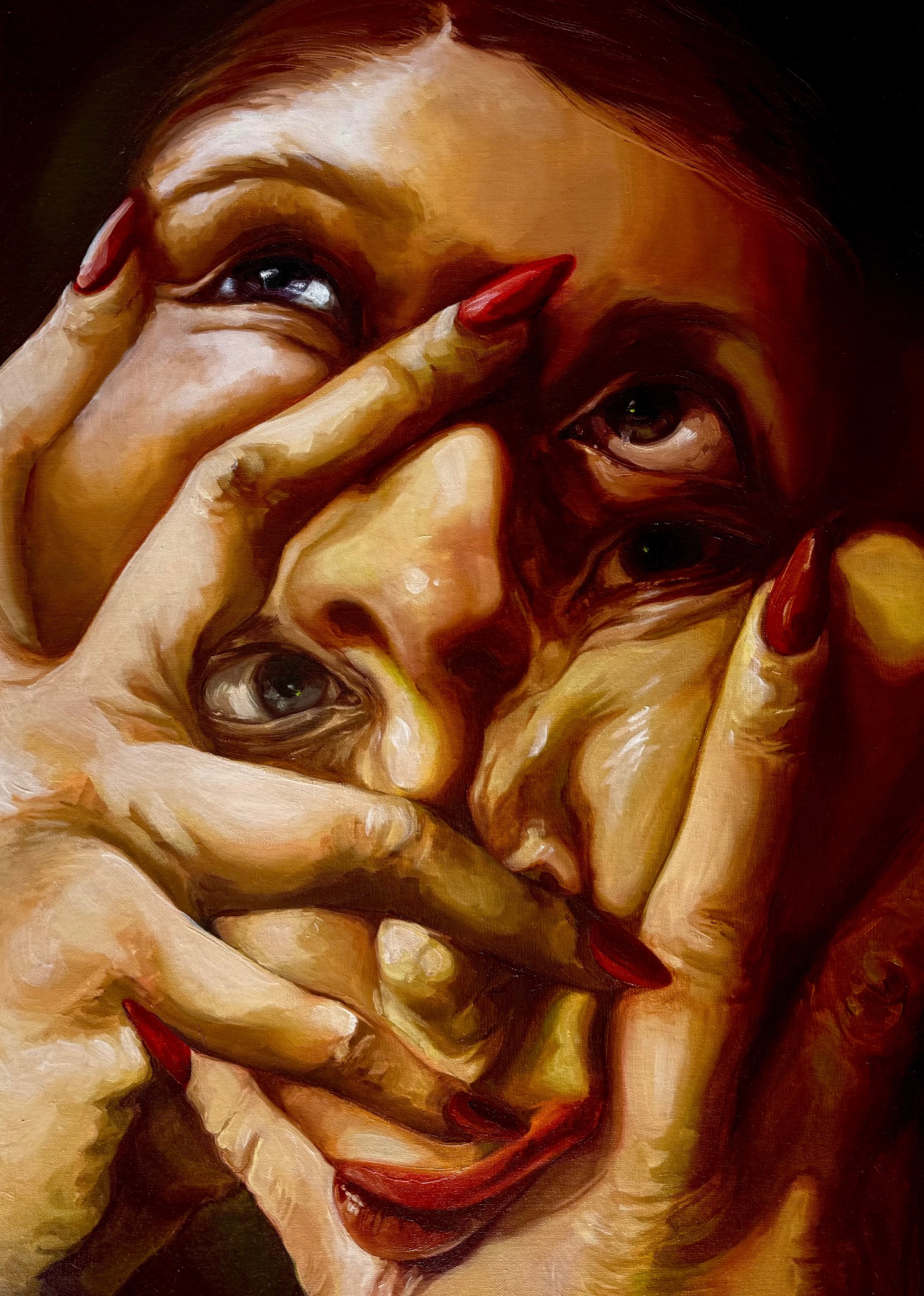 Olej na płótnie: portret kobiety z dłońmi zasłaniającymi twarz, odsłaniającymi jedynie oczy. Czerwone paznokcie dodają dramatyzmu, ciepła tonacja barw.