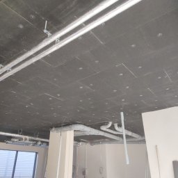 Ocieplenie stropu lokalu usługowego wełną VENTIROCK pokrytą welonem szklanym. 