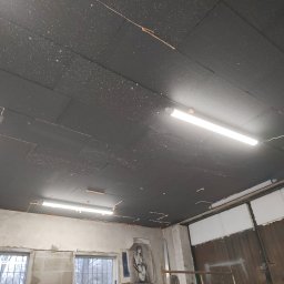 Ocieplenie sufitu w garażu styropianem grubości 15 cm i zatapianie siatki.