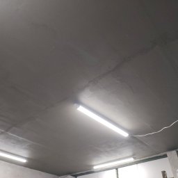 Ocieplenie sufitu w garażu styropianem grubości 15 cm i zatapianie siatki.