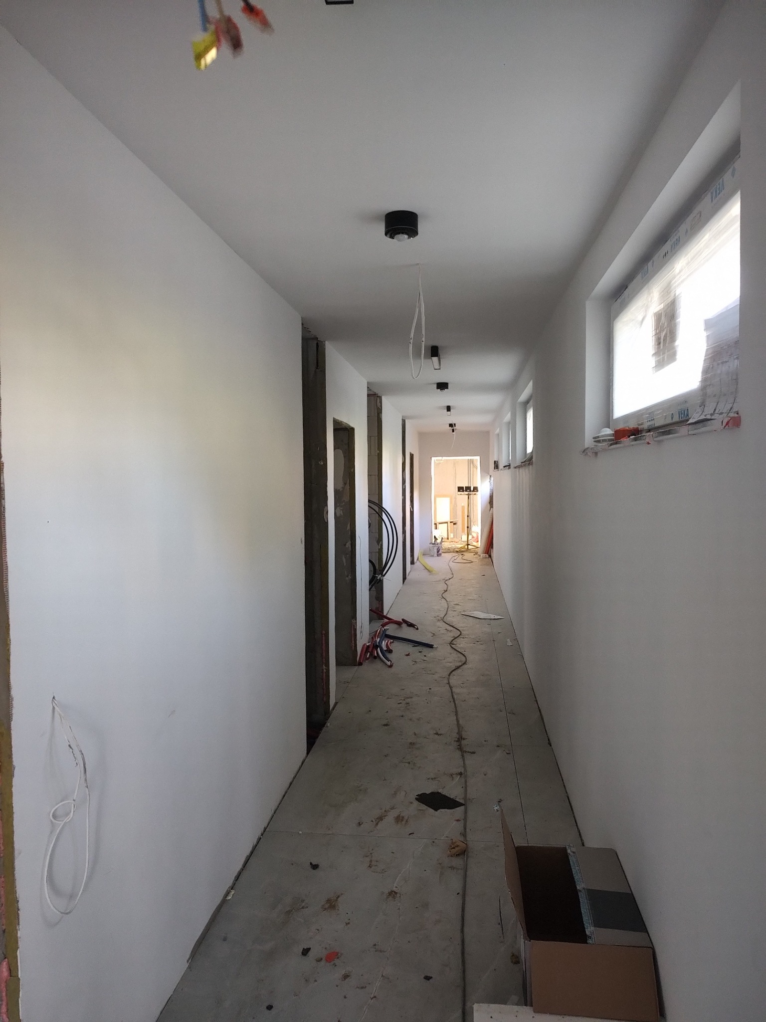 Wykonanie gładzi szpachlowej i malowanie z pierwszego razu farbą podkładową na korytarzu bloku mieszkalnego