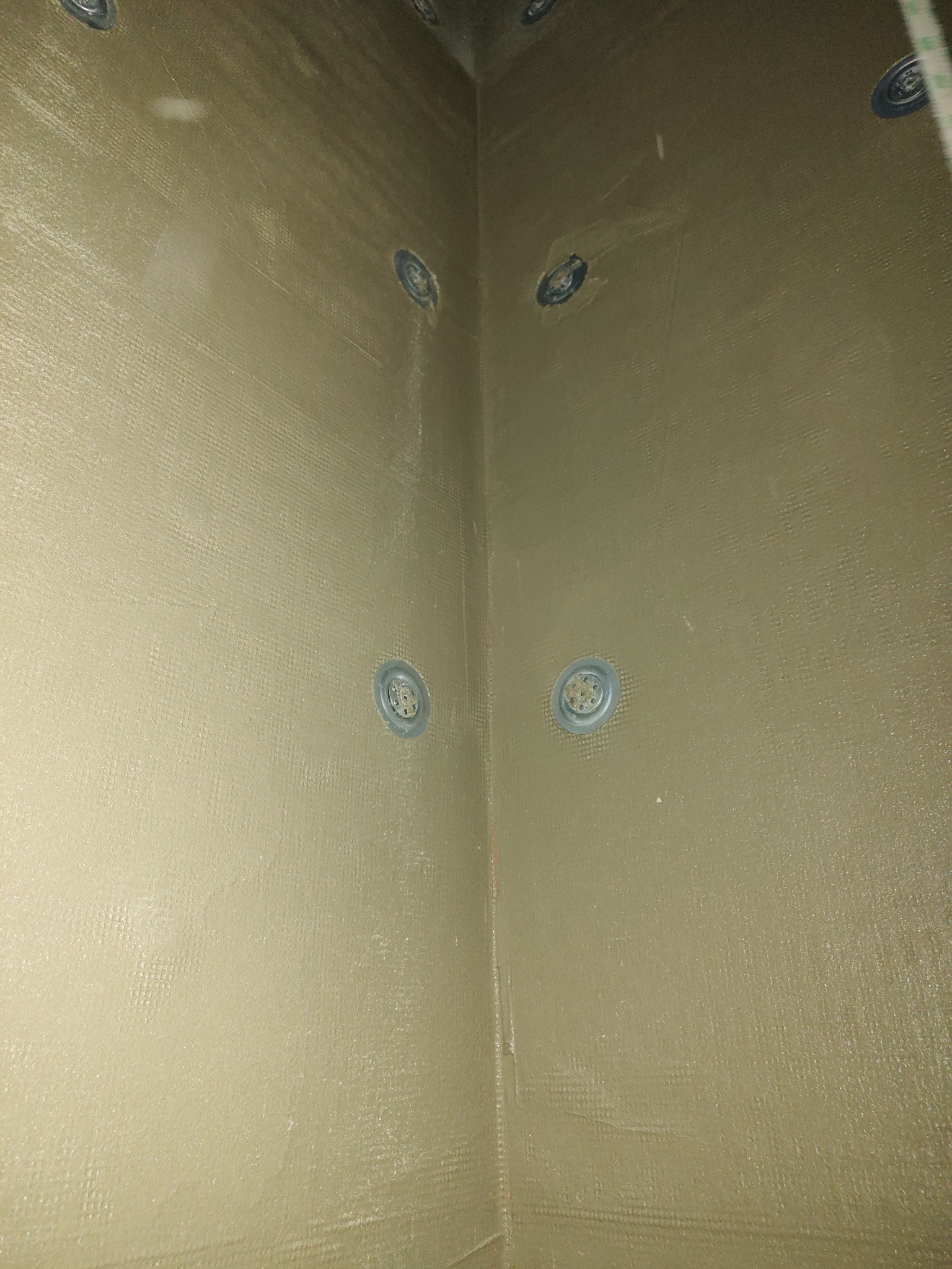 Szacht oddymiający po zabezpieczeniu ogniochronnym systemem Conlit 150. Widoczne włókno szklane i metalowe elementy mocujące.