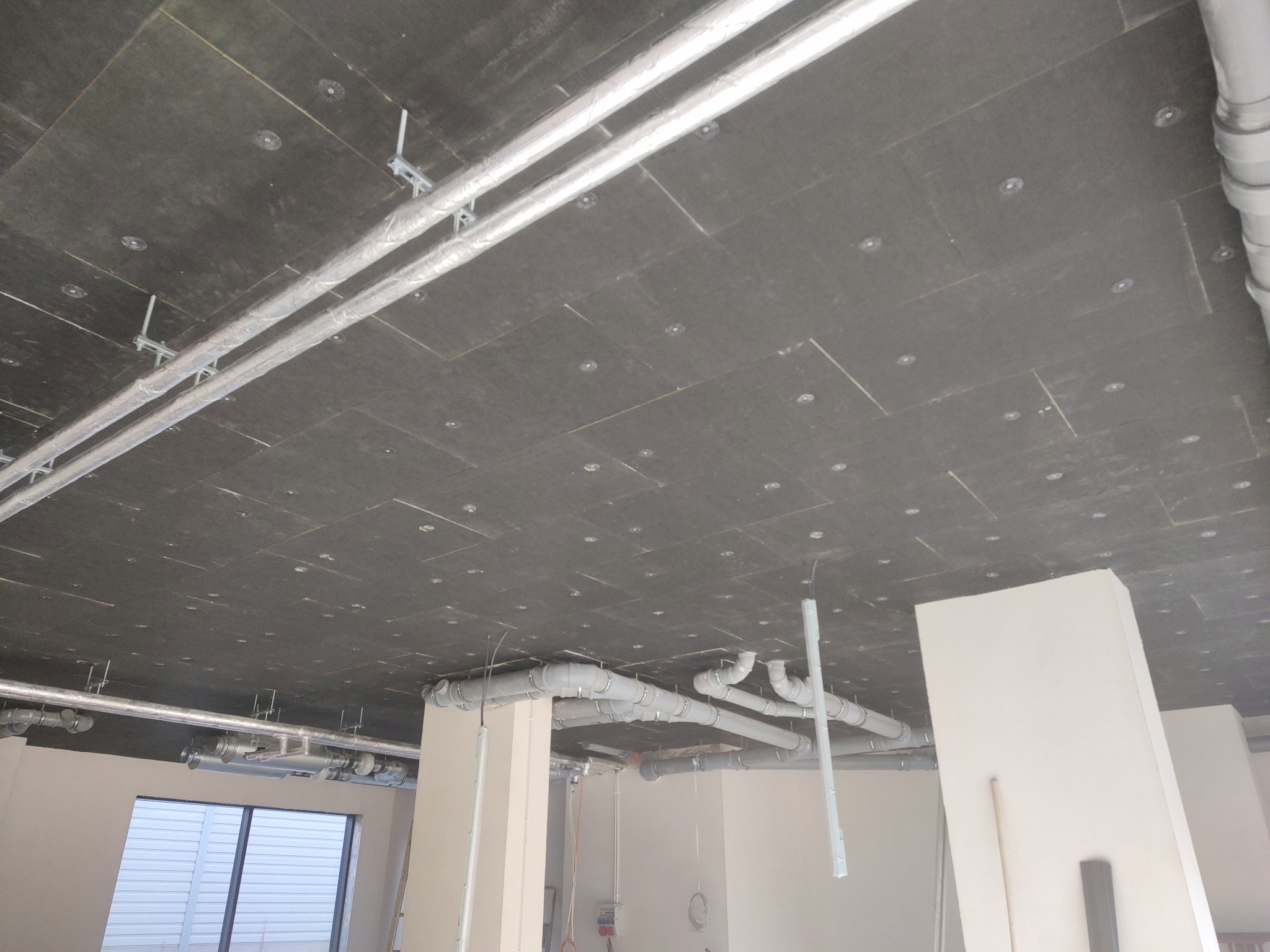 Ocieplenie stropu lokalu usługowego wełną VENTIROCK pokrytą welonem szklanym.