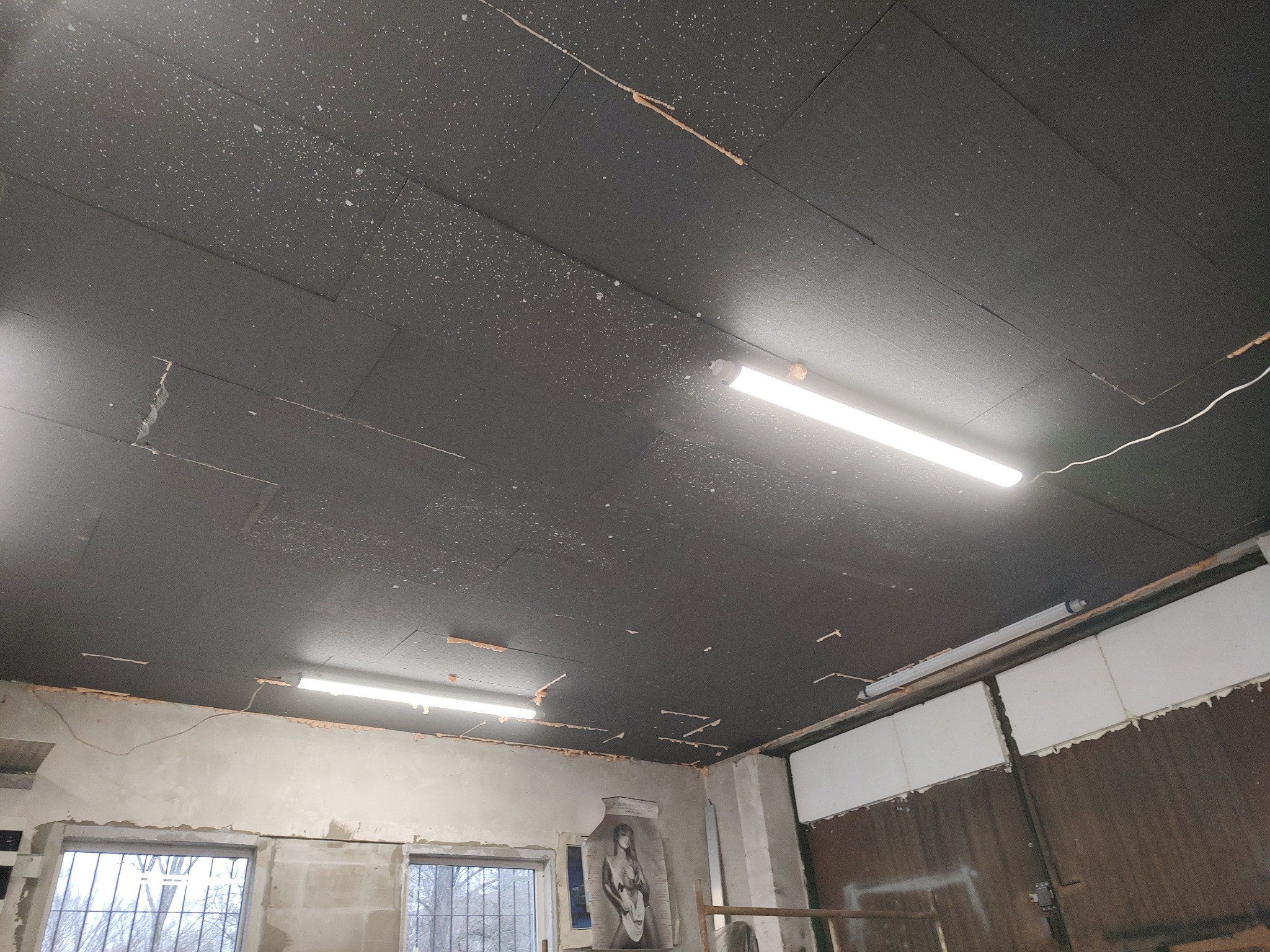 Ocieplenie sufitu w garażu styropianem grubości 15 cm i zatapianie siatki.