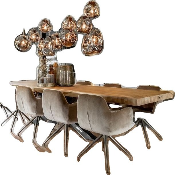 Stół z blatem z litego drewna i krzesłami obitymi beżowym welurem. Nad stołem designerska lampa z kilkoma szklanymi kloszami w kolorze miedzi.