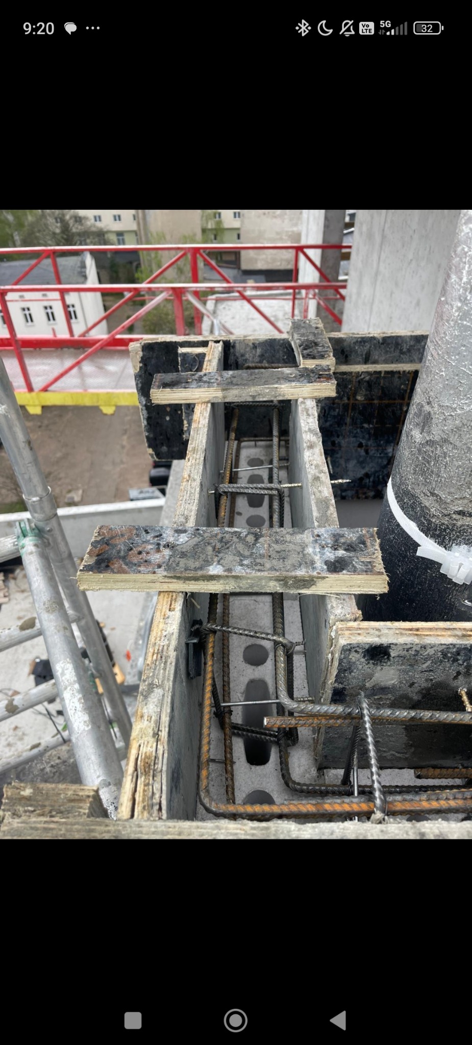 Zbrojenie w szalunku z betonu komórkowego Ytong, widok z góry. Prace murarskie w Dobroniu. Stalowe pręty zbrojeniowe w drewnianej formie.