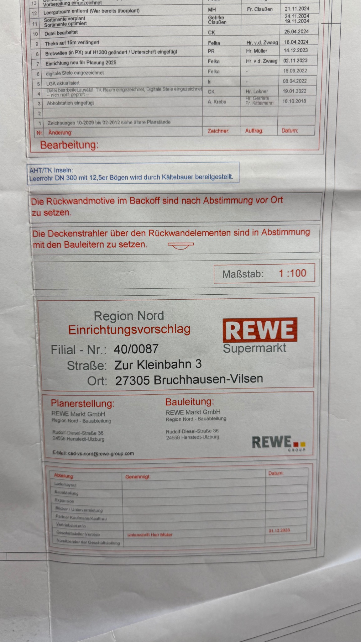 Plan budowy/remontu sklepu REWE: schemat z adnotacjami, datami, podpisami. Zawiera informacje o lokalizacji, numerze filii i elementach wyposażenia. Projekt architektoniczny.