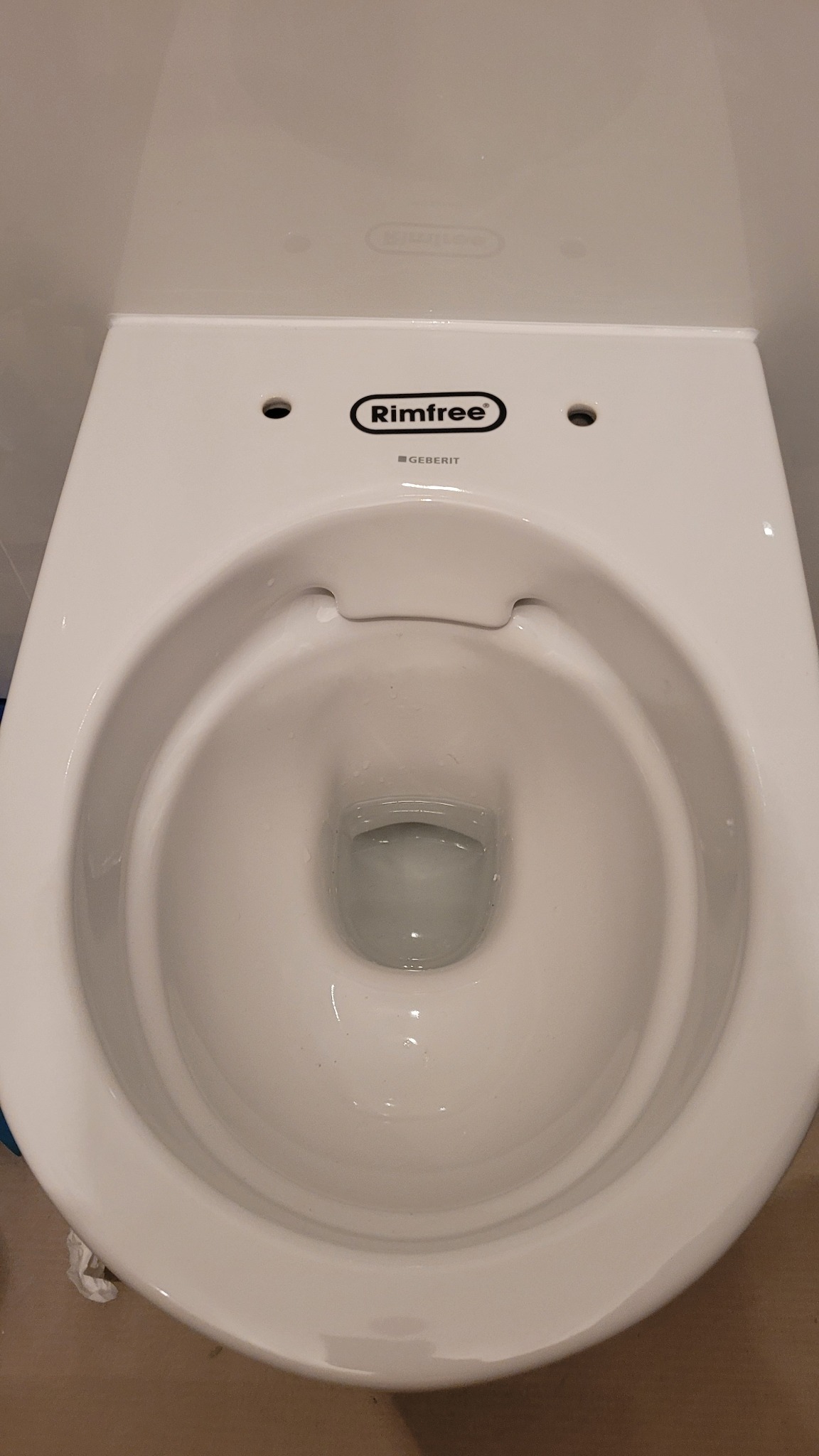 Biała, ceramiczna miska WC typu Rimfree marki Geberit, sfotografowana z góry. Widoczne otwory montażowe i czysta powierzchnia. Model bezkołnierzowy.