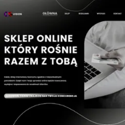 Strona internetowa sklepu online z hasłem 'Sklep online, który rośnie razem z Tobą'. Dłoń trzyma kartę kredytową nad klawiaturą laptopa. Nowoczesny design.