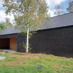 Dom własny, realizacja, tajemnicza elewacja frontowa skrywająca otwarte na ogród wnętrze.