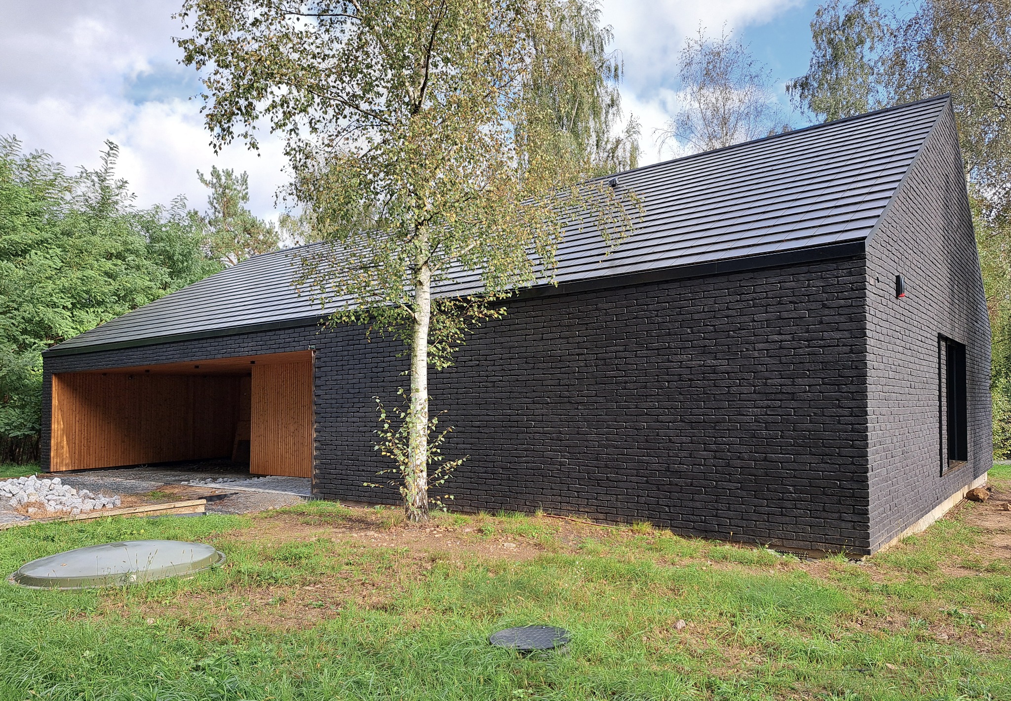 Dom własny, realizacja, tajemnicza elewacja frontowa skrywająca otwarte na ogród wnętrze.