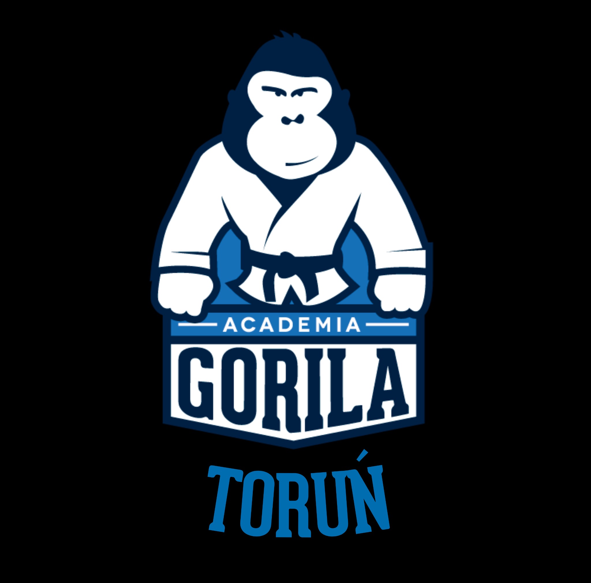 Grafika logotypu Akademii Gorila Toruń, przedstawiająca goryla w kimonie z czarnym pasem na czarnym tle. Logo w kolorach bieli i niebieskiego.