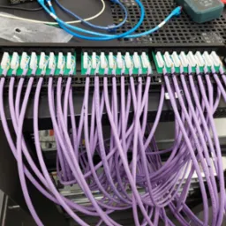 Montaż patchpanela w okablowaniu sieciowym. Klient biznesowy.