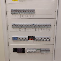 Mikrut.IT Bartosz Mikrut - Rozdzielnica elektryczna w lokalu usługowym z elementami automatyki i pomiaru zużycia energii. Klient biznesowy.